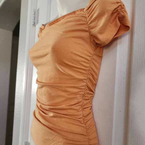 No Boundaries Ruched Tee! - Picture 2 of 2